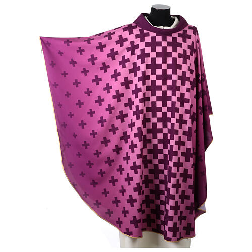 Casulla color morado impresión con cruces Vebi Confezioni 3