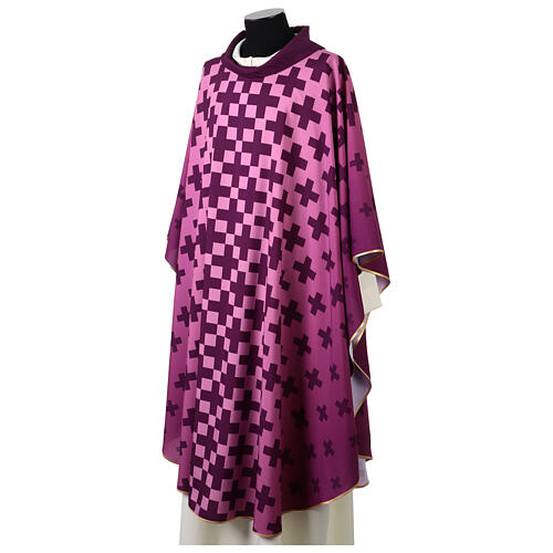 Casulla color morado impresión con cruces Vebi Confezioni 4