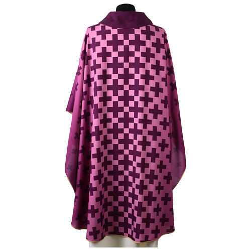 Casulla color morado impresión con cruces Vebi Confezioni 5