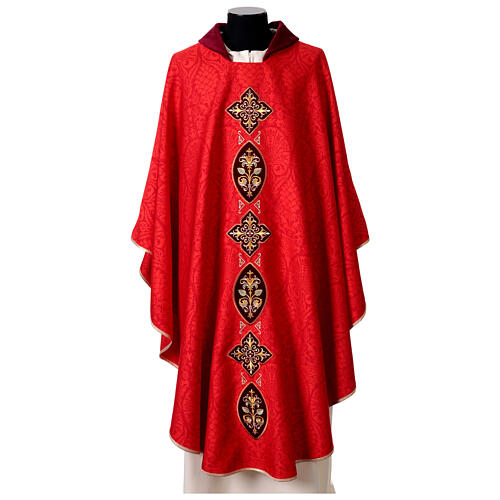 Damask chasuble with velvet collar and appliqués 5