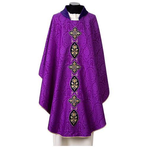 Damask chasuble with velvet collar and appliqués 9