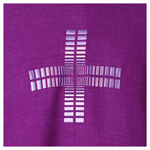 Casulla monocolor motivos geométricos modernos 5