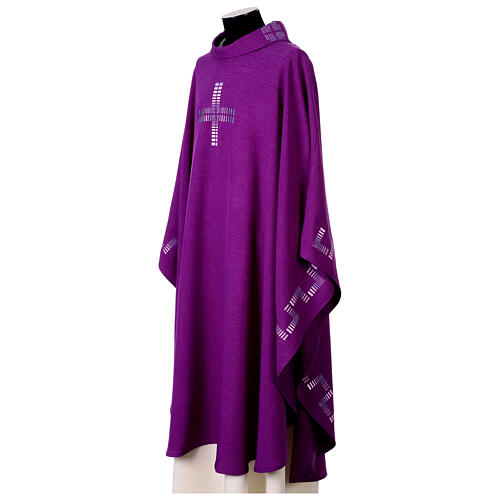 Single-color chasuble with modern geometric motifs 9