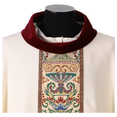 Chasuble with velvet collar and golden motifs 2