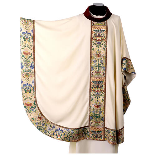 Chasuble with velvet collar and golden motifs 3