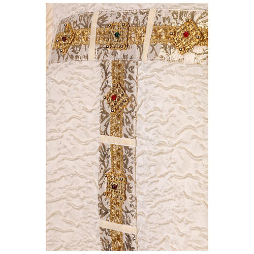 Chasuble « Première » en damas de soie avec bande brodée Tau et cristaux colorés Atelier Confezioni Vebi 2