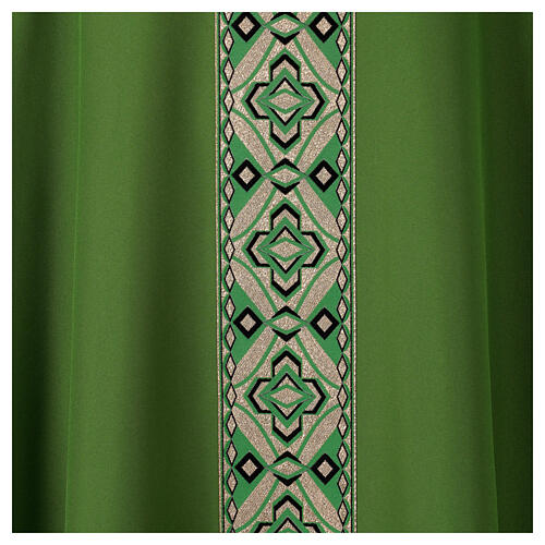 Polyester chasuble with geometric pattern of black and gold crosses 3