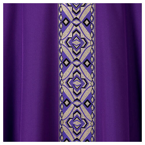 Polyester chasuble with geometric pattern of black and gold crosses 10