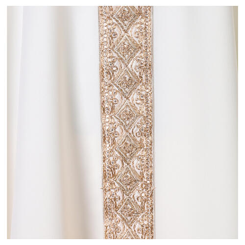 Kasel aus Polyester mit appliziertem Mittelstab in Gold und feinen lichtreflektierenden Schmuckakzenten 5