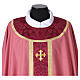Casula Slabbinck rosa damasco con croce ricamata s3