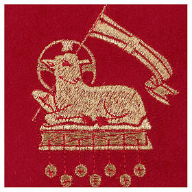 Nakrycie na kielich usztywniane, z wizerunkiem baranka na czerwonej tkaninie flokowanej