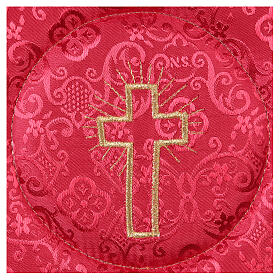 Nakrycie na kielich usztywniane, z haftem krzyża na czerwonej tkaninie adamaszkowej