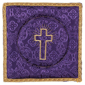 Palka usztywniana (nakrycie na kielich), haftowany krzyż na fioletowej tkaninie adamaszkowej