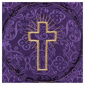 Palka usztywniana (nakrycie na kielich), haftowany krzyż na fioletowej tkaninie adamaszkowej