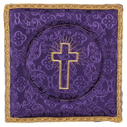 Palka usztywniana (nakrycie na kielich), haftowany krzyż na fioletowej tkaninie adamaszkowej 1