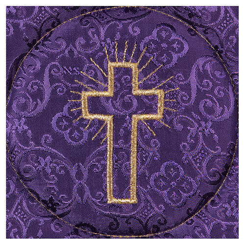 Palka usztywniana (nakrycie na kielich), haftowany krzyż na fioletowej tkaninie adamaszkowej 2