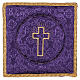Palka usztywniana (nakrycie na kielich), haftowany krzyż na fioletowej tkaninie adamaszkowej s1