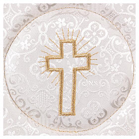 Palka (nakrycie na kielich) usztywniana, krzyż haftowany na białej tkaninie adamaszkowej