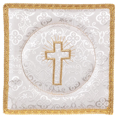 Palka (nakrycie na kielich) usztywniana, krzyż haftowany na białej tkaninie adamaszkowej 1
