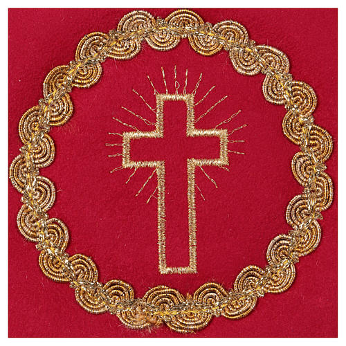 Palla, verstärkt, roter angerauter Stoff, Stickerei Kreuz, Zierband 2