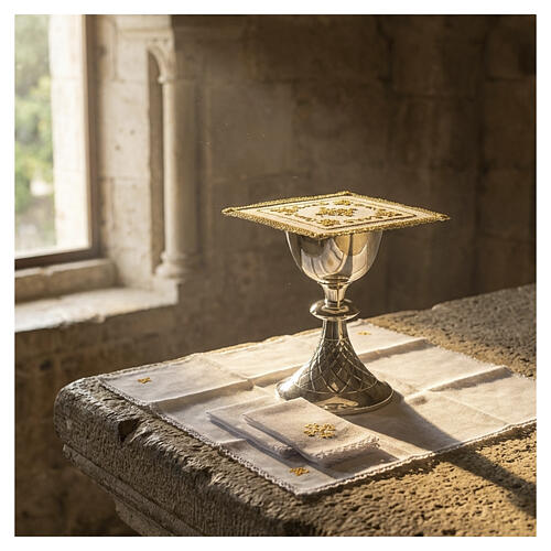 Conjunto de altar em linho com bordado barroco dourado 2