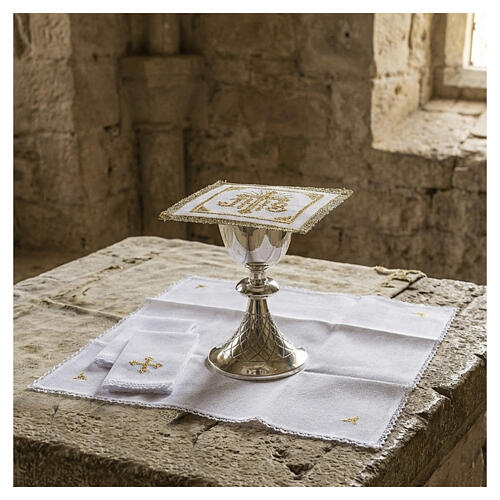 Mass linen set with JHS christogram and cross 2