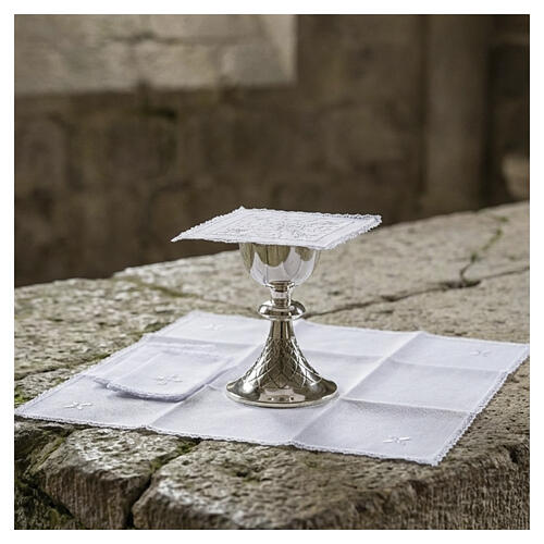 Set per messa lino con decoro floreale bianco 2