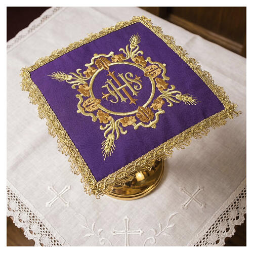 Palla liturgica copricalice con ricamo IHS e decoro barocco oro 2