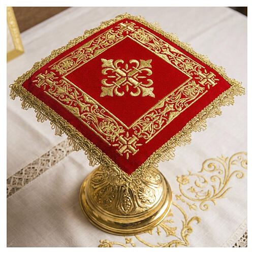 Palle liturgique pour calice avec croix stylisée et bordure brodée or 2