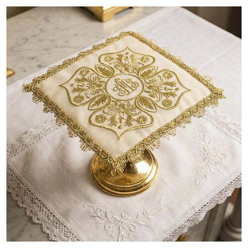 Palka liturgiczna - nakrycie na kielich z haftem IHS i złotymi motywami kwiatowymi 2