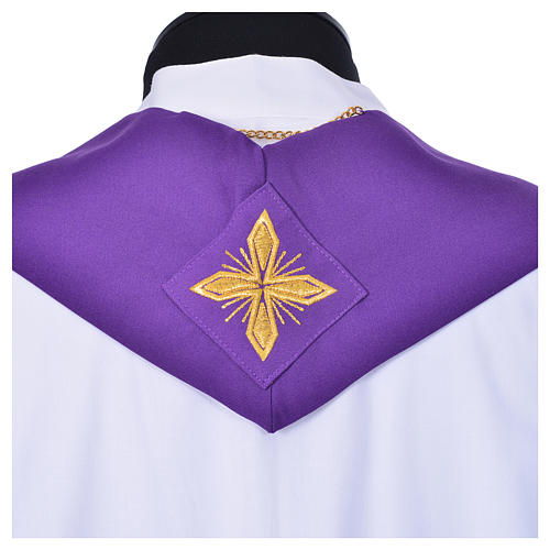 Chape en polyester avec 6 croix stylisées 12