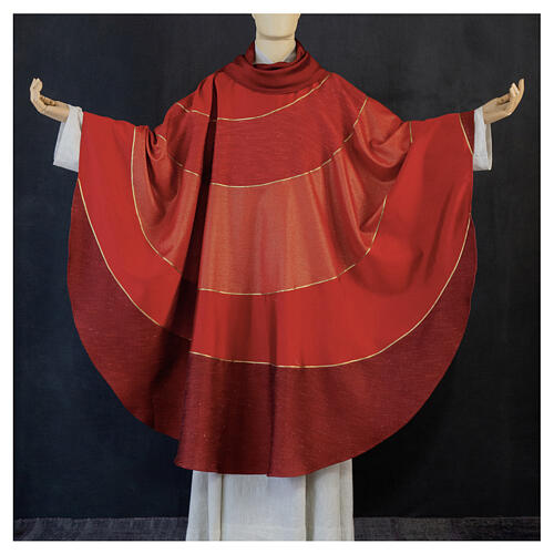 Red chasuble "Experience" with mixed fabrics and golden lines by Atelier Sirio 1