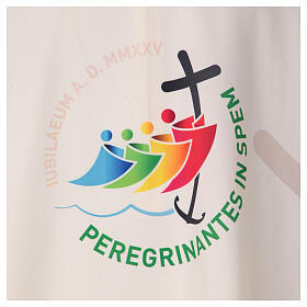 Kasel, cremefarben, mit aufgedrucktem offiziellen Logo des Jubiläums 2025