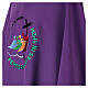 Dalmatik zum Jubiläum 2025, violett, mit gesticktem offiziellen Logo s4