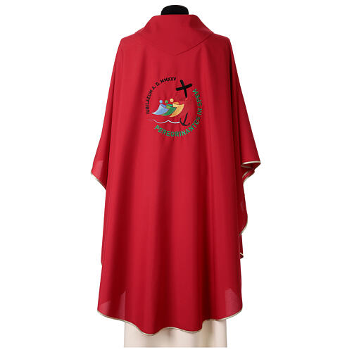 Casulla roja bordada logotipo oficial Jubileo 2025 5