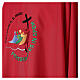 Casulla roja bordada logotipo oficial Jubileo 2025 s4