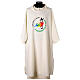 Dalmatic with printed official logo of 2025 Jubilee, ivory-coloured polyester, Multilingual s1