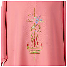 Dalmatica rosa ricamata con croce, fiamma, alfa e omega