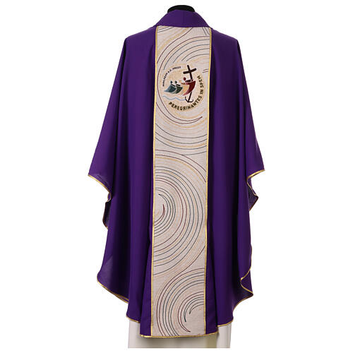 Casulla violeta con entorchado logotipo oficial Jubileo 2025 tejido 4