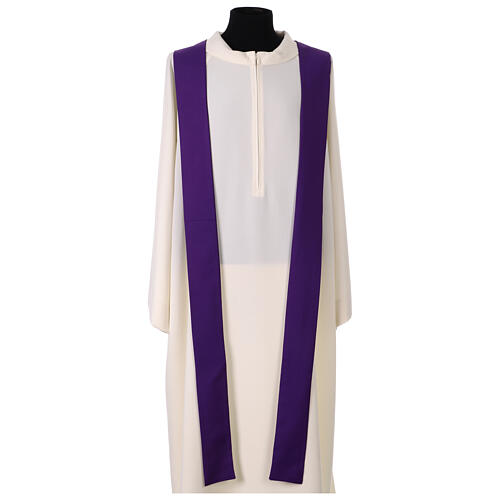 Casulla violeta con entorchado logotipo oficial Jubileo 2025 tejido 5