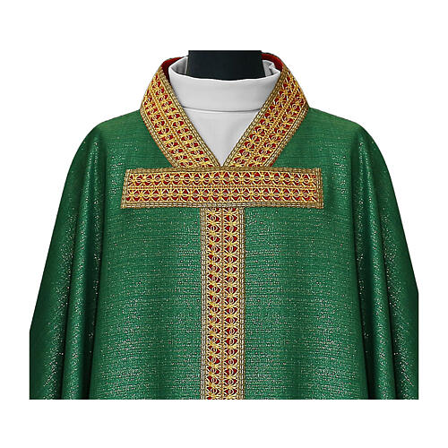 Chasuble croix Tau bande centrale passementerie fond rouge 2