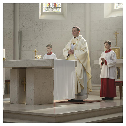 Casulla oro Jesús resucitado franja dorada bordada 2