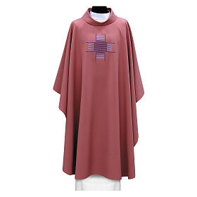 Chasuble rouge croix broderie géométrique