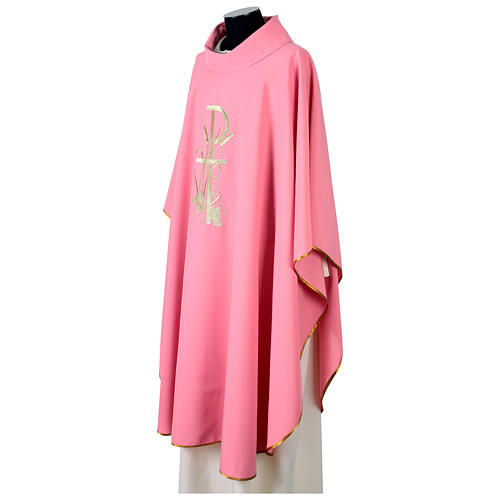 Casula cor-de-rosa em poliéster bordada com Chi-Rho, uva e trigo 3