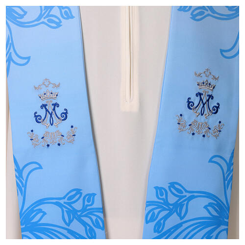 Estola Mariana azul con monograma bordado 2