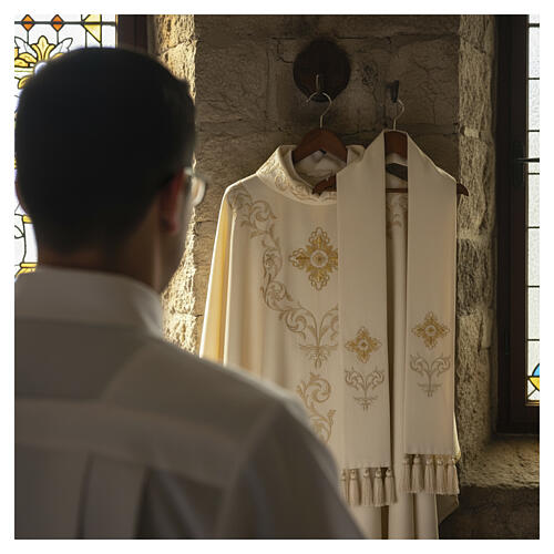 Chasuble 100% laine croix baroque et insertions florales dorées Gamma 2