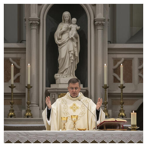 Casula 100% lã com cruz barroca e inserções florais douradas Gamma 4