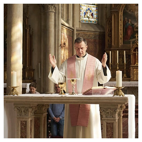 Estola sacerdotal cor-de-rosa bordado cruz dourada mistura lã 2