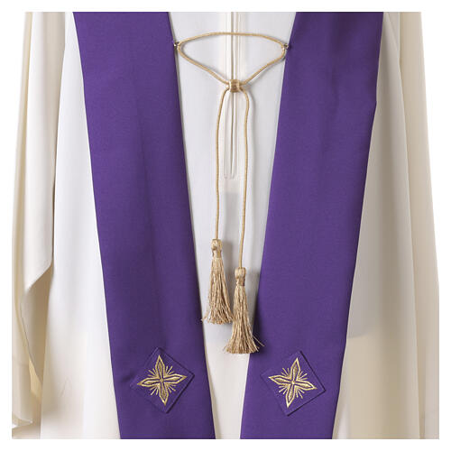 Rauchmantel mit fein gemusterter Bordüre und goldfarbenen Abschlüssen aus 100 % Polyester 17