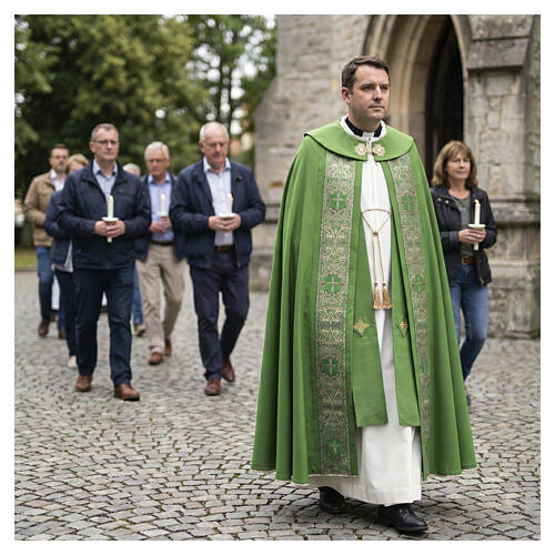 Capa pluvial borde decorado con cruces acabados oro poliéster 2